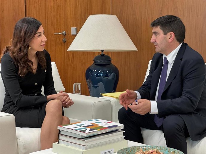 El delegado del Gobierno en Galicia, Pedro Blanco, mantiene una reunión de trabajo con la secretaria de Estado de Turismo, Rosana Morillo.