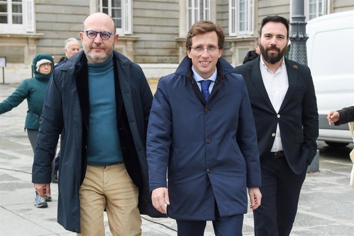 El alcalde de Madrid, José Luis Martínez-Almeida durante un flashmob protagonizado por mujeres de centros de mayores, en la explanada del Palacio Real, a 4 de marzo de 2024