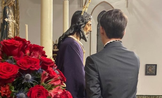 El joven herido durante el desmontaje de un altar, junto al Cristo del Cautivo,