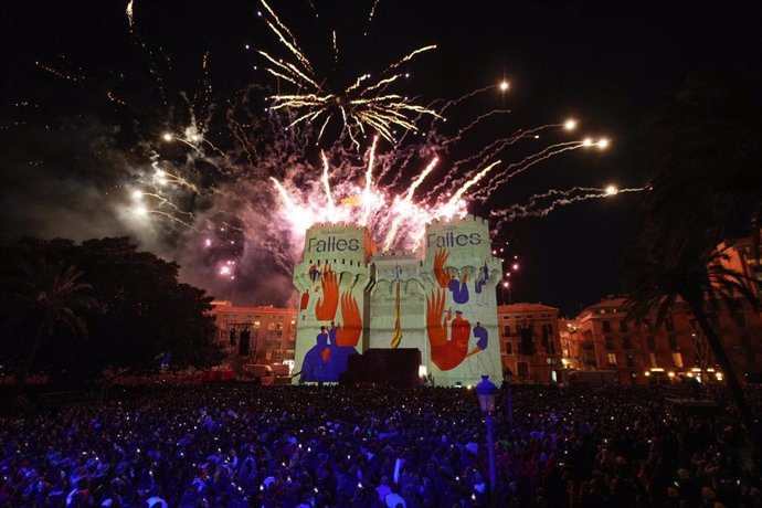 Fuegos artificiales durante la Crida de las Fallas 2024, en las Torres de Serranos, a 3 de marzo de 2024, en Valencia