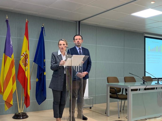 El conseller de Empresa, Ocupación y Energía, Alejandro Sáenz de San Pedro, y la directora general de Empleo, Catalina Cabrer.