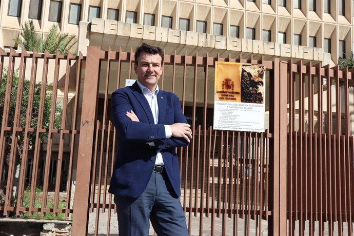 El diputado nacional por el PP de Málaga Cristóbal Garre en la puerta del edificio de Hacienda.