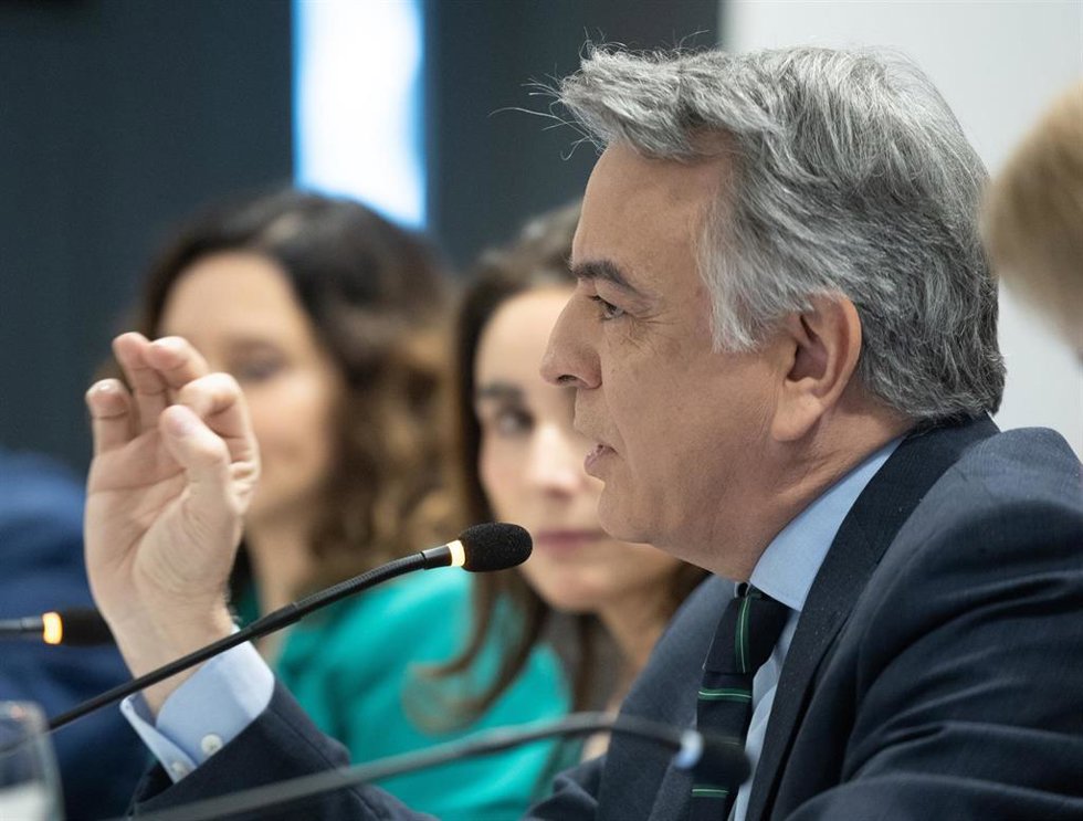El candidato del PP del País Vasco para las próximas elecciones autonómicas, Javier de Andrés, interviene durante un desayuno informativo que organiza Club Siglo XXI, en el Hotel Eurobuilding, a 4 de marzo de 2024, en Madrid