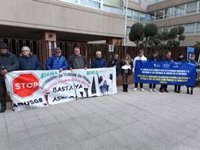 Víctimas de abusos protestan frente a la Conferencia Episcopal y Omella asegura que seguirán "trabajando por ellas"