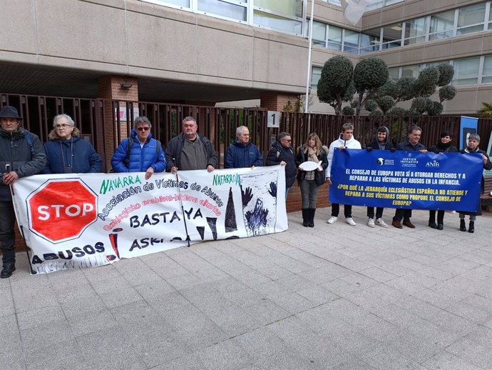 Víctimas de abusos protestan frente a la Conferencia Episcopal Española
