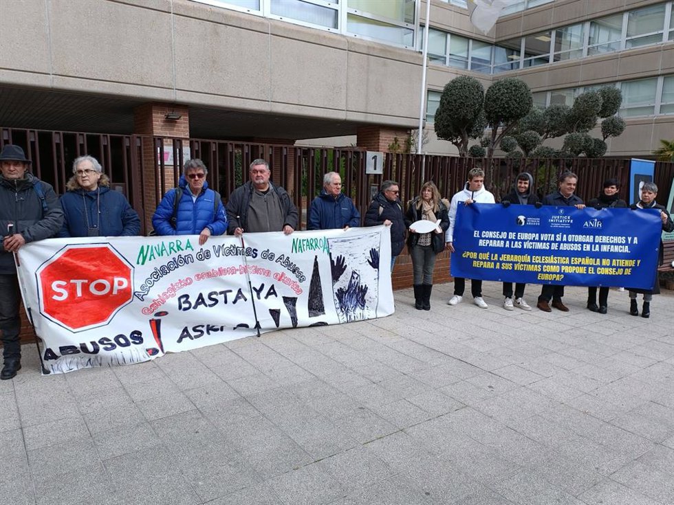 Víctimas de abusos protestan frente a la Conferencia Episcopal Española