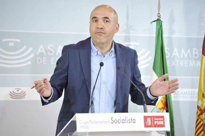 El portavoz de Empleo del Grupo Socialista en la Asamblea de Extremadura, Juan Ramón Ferreira, en rueda de prensa para valorar los datos de paro en febrero
