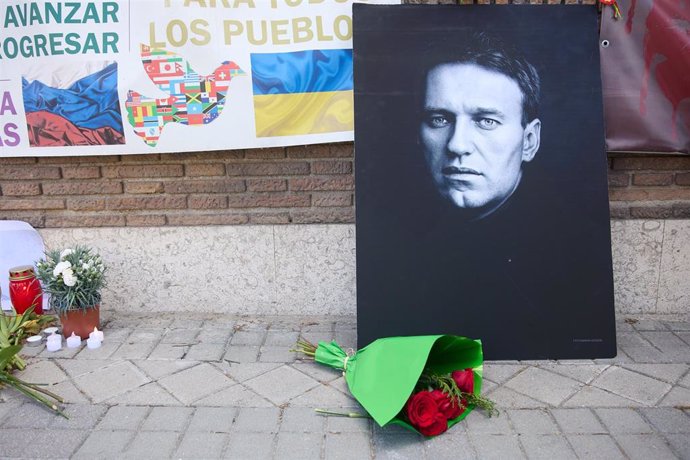 Flores, una fotorgrafía y velas en un homenaje a Alexei Navalni, frente a la embajada de Rusia en España