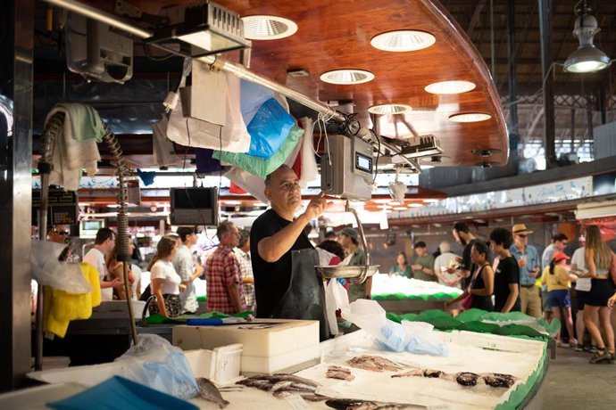 Archivo - Trabajador en un mercado, archivo 