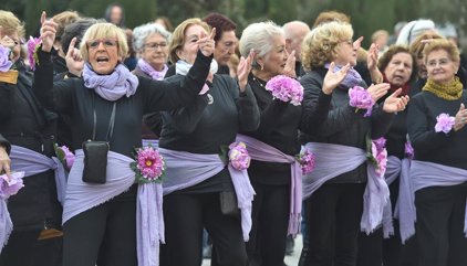 Cientos de mujeres mayores se unen a un 'flashmob' frente al Palacio Real para demostrar que están "activas y presentes"