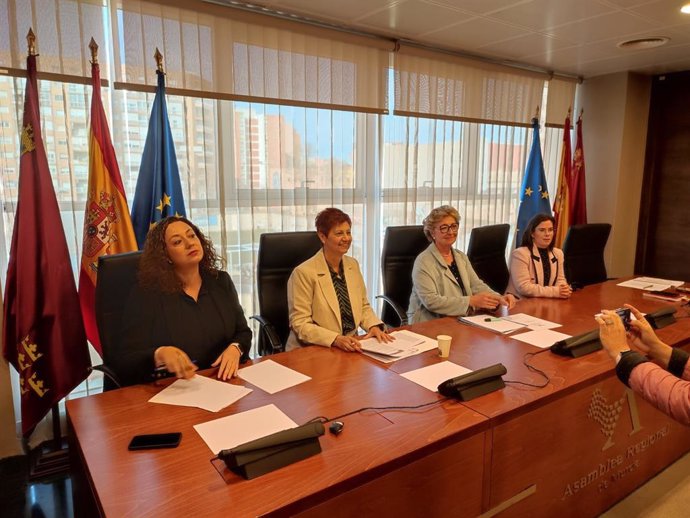 La presidenta de la Red de Lucha contra la Pobreza y la Exclusión Social de la Región de Murcia (EAPN-RM), Rosa Cano, en la Comisión especial de Estudio de Lucha contra la Pobreza y la Exclusión Social de la Asamblea Regional