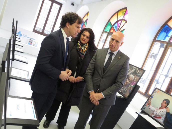 El gerente de San Juan de Dios explica al alcalde de León, acompañado por la concejala de Bienestar Social, el contenido de la muestra.