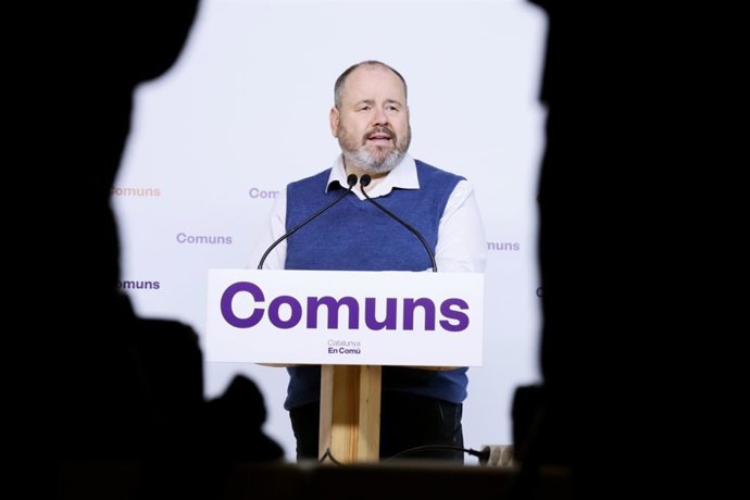 El portavoz de los Comuns, Joan Mena, en rueda de prensa