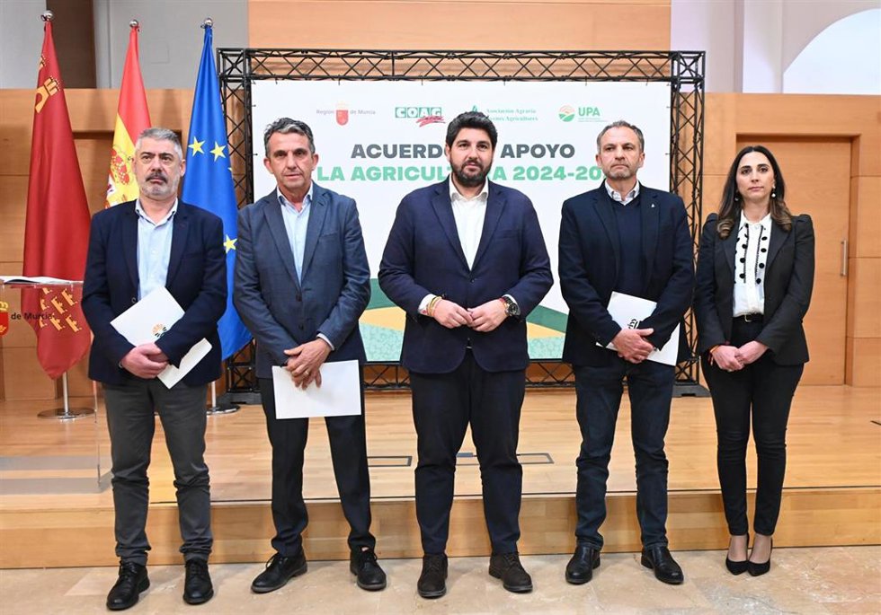 El presidente de la Región, Fernando López Miras, junto a Marcos Alarcón, de UPA (1i); José Miguel Marín, de COAG (2i); Alfonso Gálvez, de Asaja (2d); y la consejera titular de Agricultura, Sara Rubira (1d), durante la firma del acuerdo