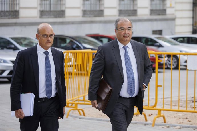 Archivo - El expresidente del Banco Popular Ángel Ron (d) y su abogado José Antonio Choclán (i) a su llegada a un juicio en la sede de la Audiencia Nacional, a 19 de octubre de 2022, en Madrid (España). El juez de la Audiencia Nacional (AN) Santiago Ped