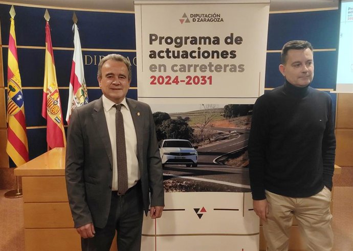 El presidente de la Diputación Provincial de Zaragoza (DPZ), Juan Antonio Sánchez Quero, junto con el ingeniero jefe de la institución, Alejandro Martínez.