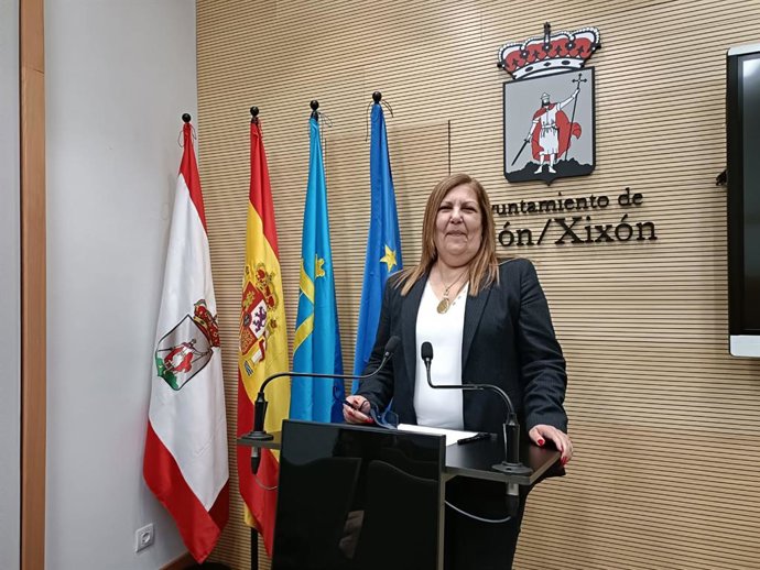 La concejala del Grupo Municipal Socialista del Ayuntamiento de Gijón Marina, en rueda de prensa en el Consistorio gijonés.