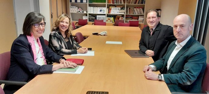 Nieves Roqueñí, consejera de Transición Ecológica, Industria y Desarrollo Económico; Belarmina Díaz, directora general de Energía y Minería; César Luaces, secretario de la Fundación Minería y Vida.