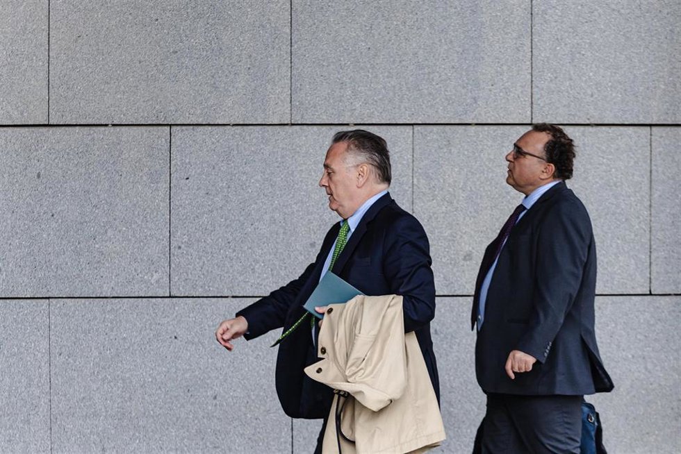 El ex consejero Alfredo Prada (i) a su llegada a un juicio en la Audiencia Nacional, a 4 de marzo de 2024, en Madrid (España). El ex consejero popular de la Comunidad de Madrid y otros cinco encausados son juzgados hoy por las presuntas irregularidades 
