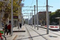 Sanz supervisa la retirada de las catenarias del tranvía que "mejorarán el impacto visual" en el Prado (Sevilla)