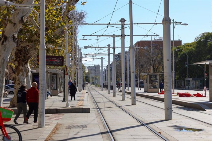 Catenarias del tranvía en el Padro de San Sebastián de Sevilla.