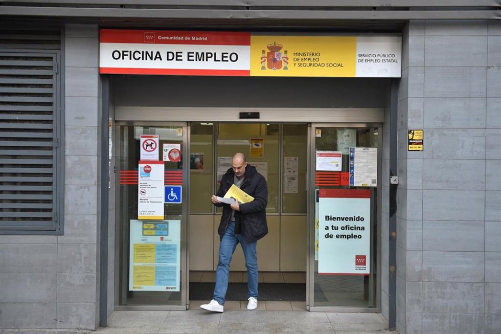 Un hombre sale de una oficina del Sepe, a 4 de marzo de 2024, en Madrid (España).