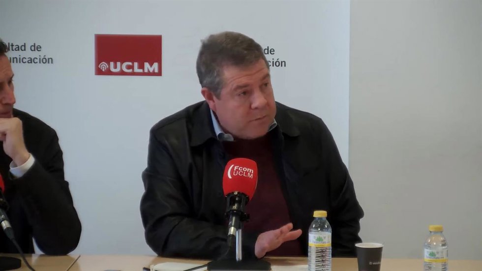 El presidente de Castilla-La Mancha, Emiliano García-Page, durante el encuentro con estudiantes de la Facultad de Comunicación de la UCLM en Cuenca.