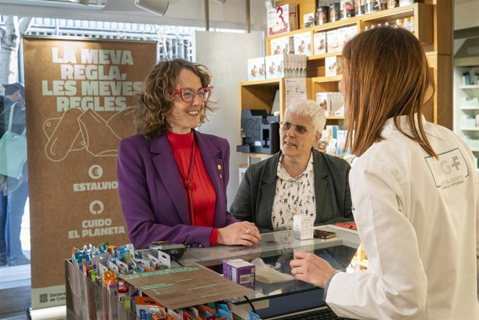 Archivo - La consellera Tnia Verge, en una farmacia en el inicio de la acción 'La meva regla, les meves regles'