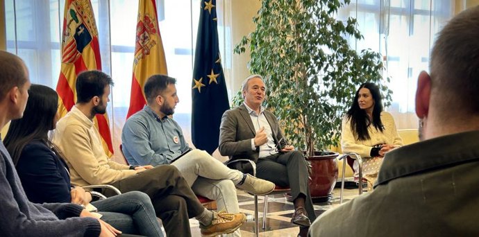 El presidente del Gobierno de Aragón, Jorge Azcón, ha recibido esta mañana a la nueva junta directiva de AJE Zaragoza.