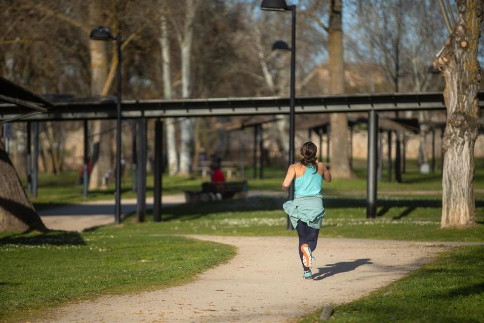 Archivo - Una persona camina en la playa de Los Pelambres el día que comienza la primavera, a 20 de marzo de 2023, en Zamora, Castilla y León (España).
