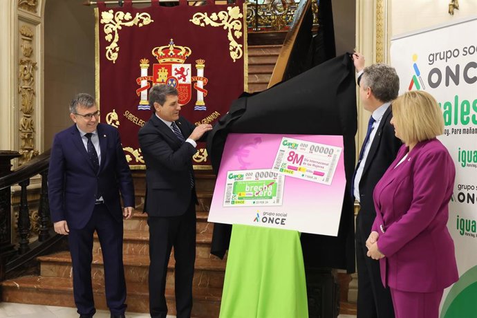 El delegado del Gobierno en Andalucía, Pedro Fernández, asiste a la presentación en Granada del cupón de la ONCE con motivo del Día Internacional de las Mujeres.