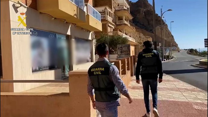 Agentes de la Guardia Civil acceden a la sede de la promotora en Aguadulce, en Roquetas de Mar (Almería)