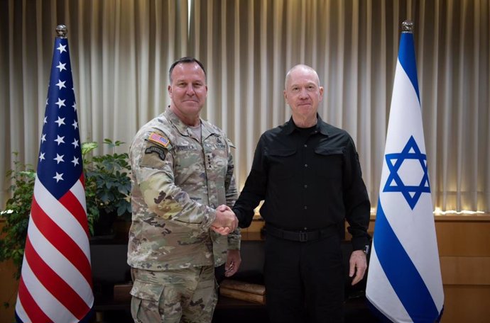 El ministro de Defensa de Israel, Yoav Gallant, junto al jefe del Mando Central de Estados Unidos (CENTCOM), el comandante general Michael Kurilla, en Tel Aviv.