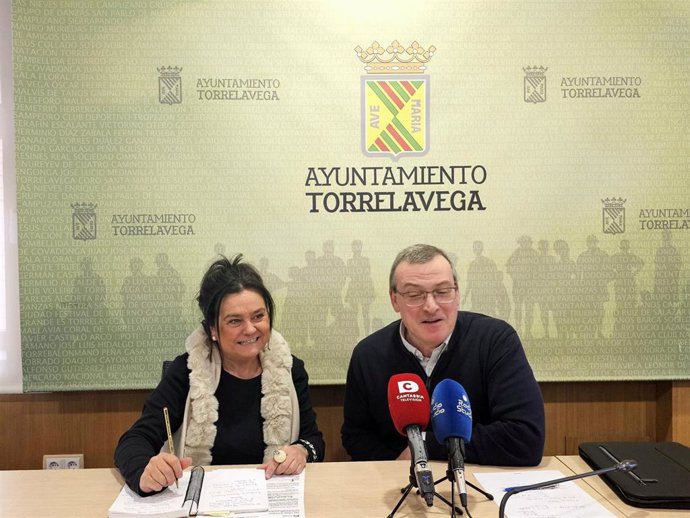 La concejala de Consumo, Esther Vélez, y el responsable de la Oficina Municipal de Información al Consumidor, Francisco Bautista, presentan la nueva edición de las Aulas de Consumo.