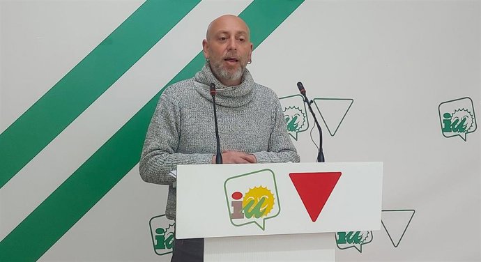 El portavoz de IU Andalucía y secretario general del PCA, Ernesto Alba, en rueda de prensa en Málaga