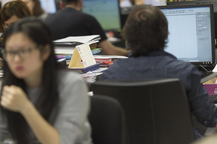 Archivo - Trabajadores en la oficina