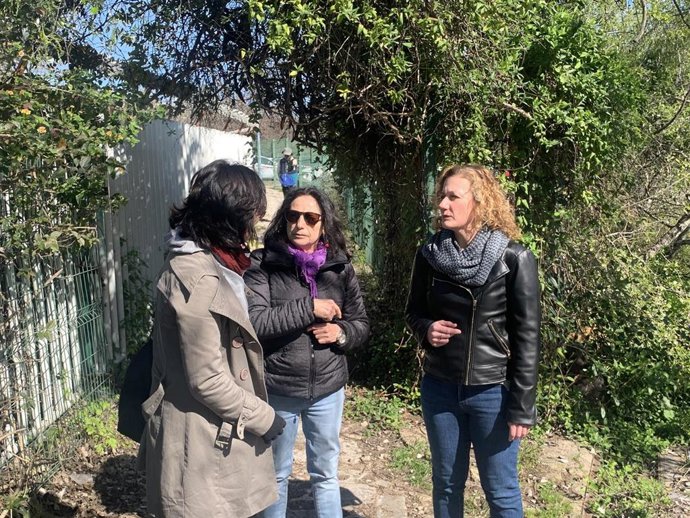 Susana Hornillo (primera por la derecha), durante la visita a los márgenes del río.