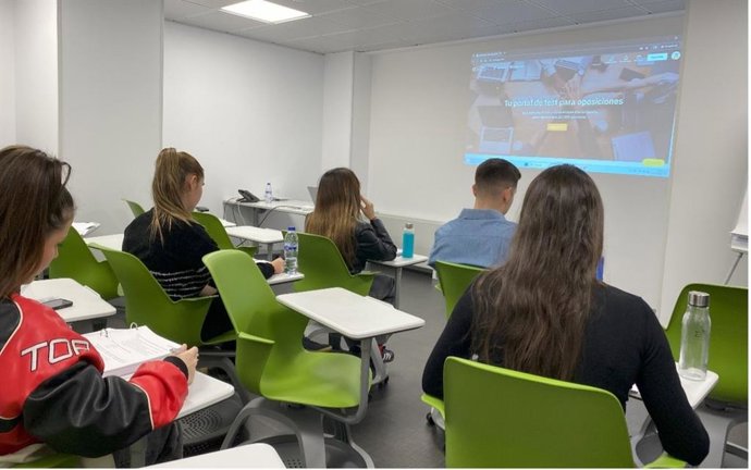 Jóvenes preparando oposiciones.