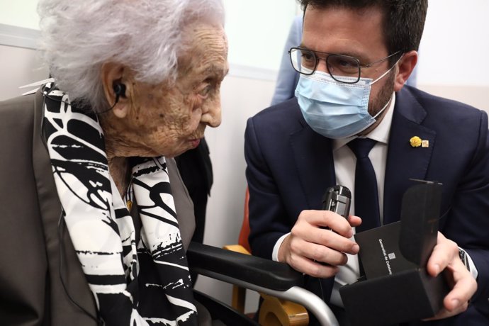 El presidente de la Generalitat, Pere Aragonès, felicita a la catalana Maria Branyas, considerada la persona más longeva del mundo, por su 117 cumpleaños