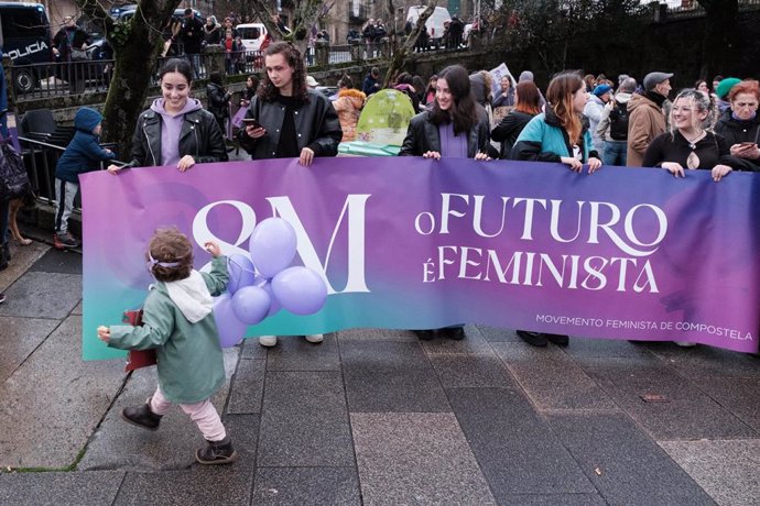 Archivo - Varias mujeres protestan con carteles durante una manifestación convocada por Plataforma Feminista Galega, por el 8M, Día Internacional de la Mujer, desde la Praza del Obradoiro, a 8 de marzo  de 2023, en Santiago de Compostela, A Coruña, Galici