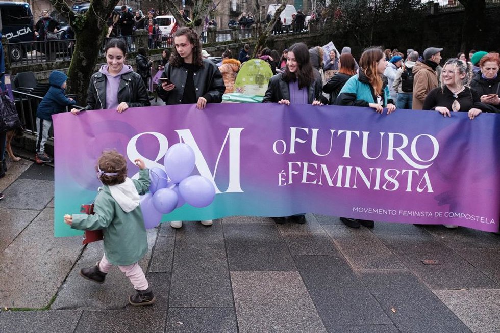 Archivo - Varias mujeres protestan con carteles durante una manifestación convocada por Plataforma Feminista Galega, por el 8M, Día Internacional de la Mujer, desde la Praza del Obradoiro, a 8 de marzo  de 2023, en Santiago de Compostela, A Coruña, Gali