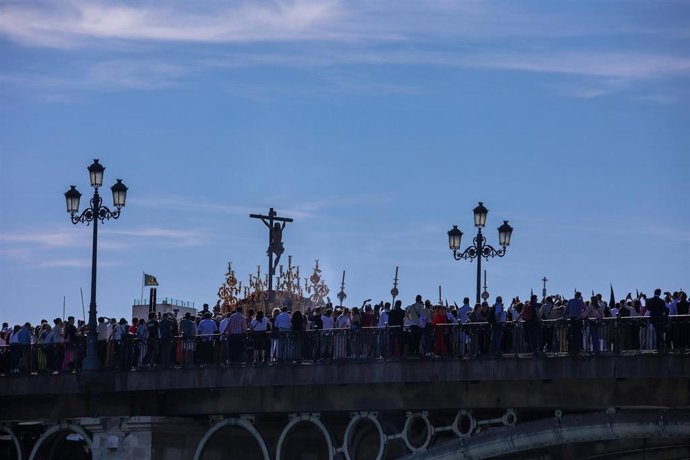 Archivo - La Hermandad del Cachorro a su paso por el puente de Triana en 2023.
