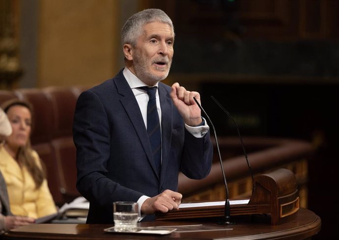 El ministro del Interior, Fernando Grande-Marlaska, durante las interpelaciones en una sesión plenaria en el Congreso de los Diputados, a 28 de febrero de 2024, en Madrid (España).