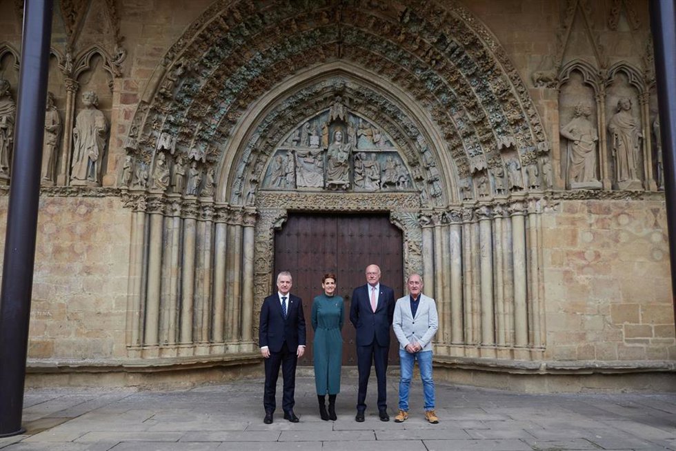  El lehendakari del Gobierno vasco, Iñigo Urkullu; la presidenta de Navarra, María Chivite, el presidente de Nueva Aquitania, Alain Rousset, y el alcalde de Olite, Josu Etxarri