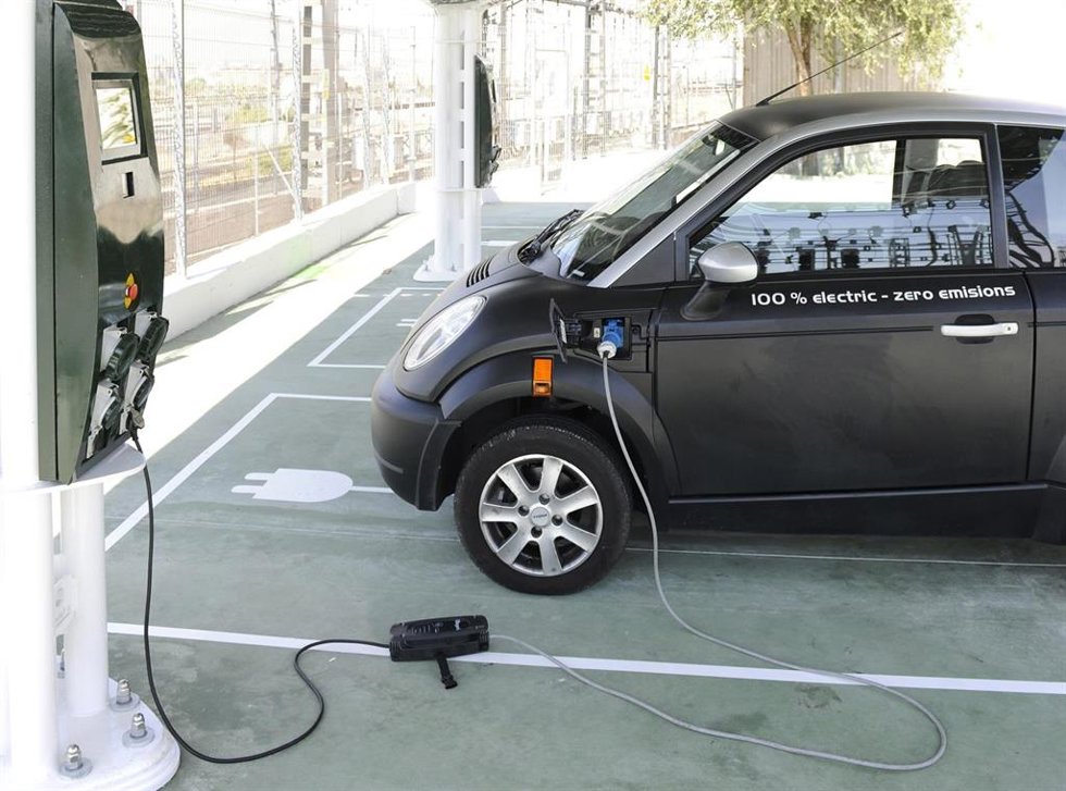 Archivo - Recarga de vehículo eléctrico.