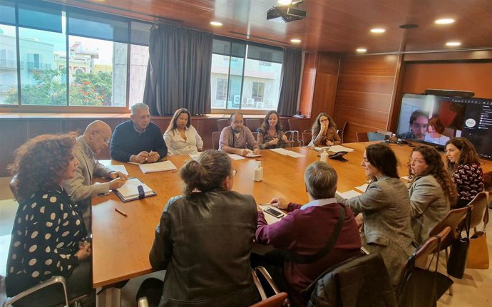 Reunión del Diputado del Común, Rafael Yanes, con médicos forenses, para denunciar las deficiencias en el Instituto de Medicina Legal de Tenerife