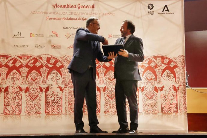 El Ayuntamiento de Córdoba recibe un premio de la Academia Andaluza de Gastronomía y Turismo por el impulso que hace de la oferta turística de la ciudad a través de la campaña 'Córdoba es Más'.