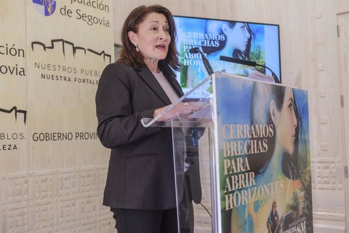 La diputada de Asistencia a Municipios e Igualdad, Pilar Martín, en la presentación de las actividades con motivo del 8M.