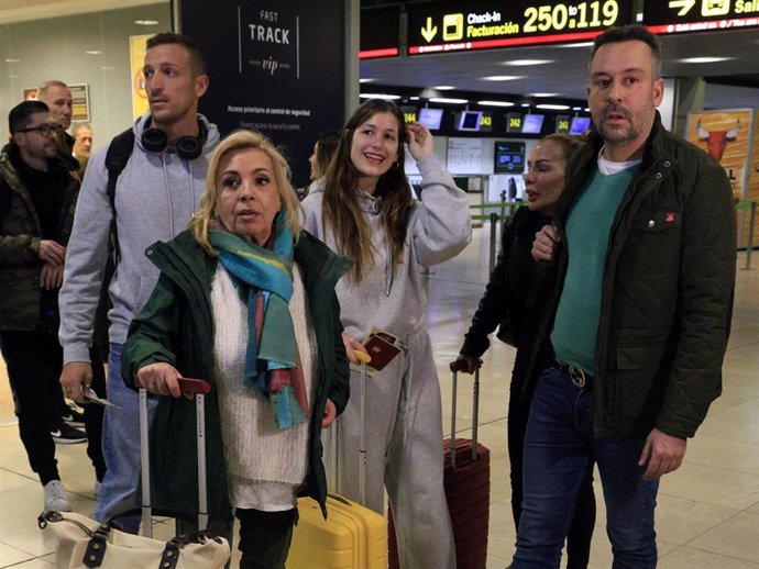 Rubén Torres, Carmen Borrego, Miri Pérez-Cabrera y Kike Calleja en el aeropuerto para viajar a Honduras, a 3 de marzo de 2024, en Madrid