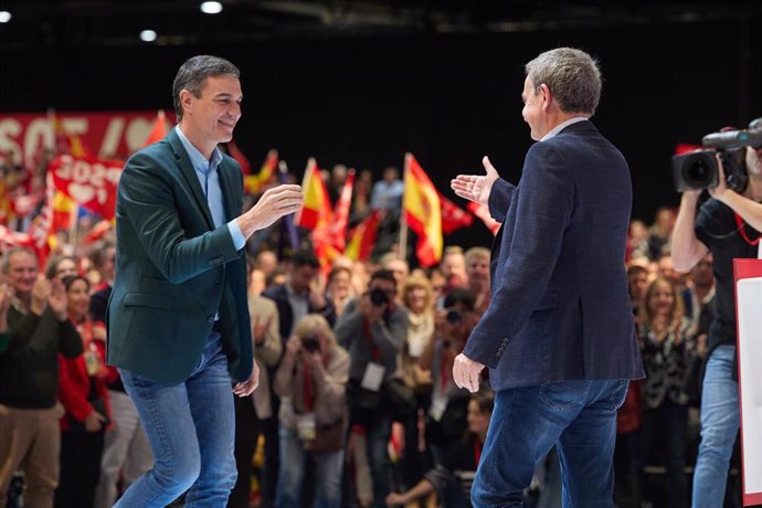 Archivo - El secretario general del PSOE y presidente del Gobierno, Pedro Sánchez (i), y el expresidente del Gobierno, José Luis Rodríguez Zapatero (d), durante un acto del PSOE